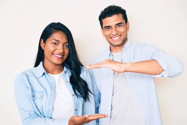 Vackra Latinska Unga Par Bär Casual Kläder Gest Med Händerna — Stockfoto