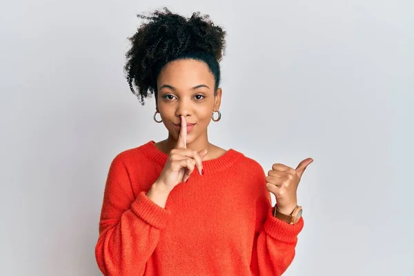 Młoda Afroamerykanka Luźnych Ciuchach Prosząca Ciszę Palcem Ustach Wskazującym Ręką — Zdjęcie stockowe