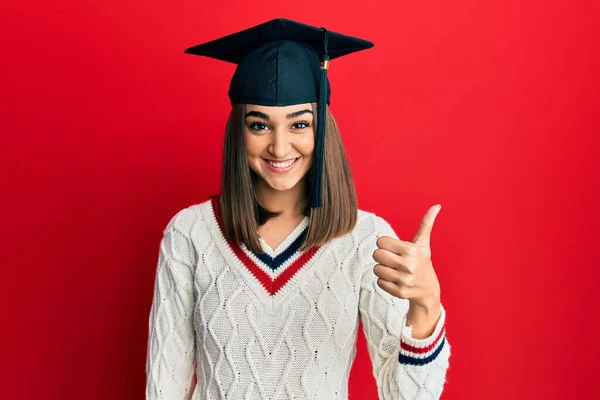 Young Brunette Girl Wearing Graduation Cap Smiling Happy Positive Thumb — Fotografia de Stock