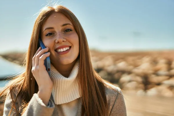 Ung Rödhårig Flicka Ler Glad Prata Smartphone Stranden — Stockfoto