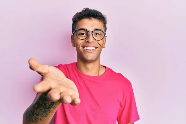 Jovem Homem Afro Americano Bonito Vestindo Óculos Sobre Fundo Rosa — Fotografia de Stock