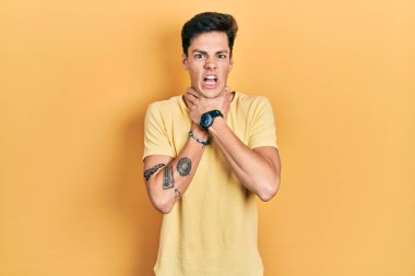 Günlük sarı tişört giyen İspanyol genç adam boğularak ölsün diye bağırıyor. Sağlık problemi. Boğulma ve intihar konsepti. 