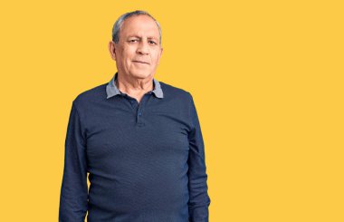 Normal polo giyen son sınıf yakışıklısı yüzünde ciddi bir ifadeyle rahatlamış. Basit ve doğal bir şekilde kameraya bakıyorsun.. 