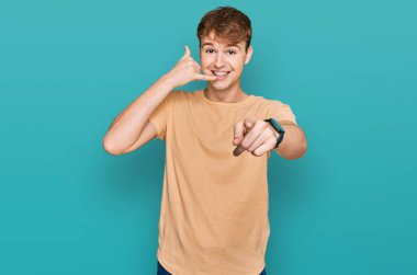 Gündelik giysiler giymiş, gülümseyen genç beyaz bir adam telefonla konuşuyor ve seni işaret ediyor. Ara beni.. 