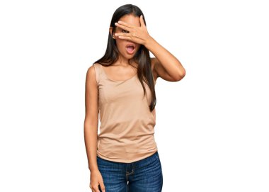 Güzel İspanyol kadın gündelik giysiler giymiş. Şoka girmiş, yüzünü ve gözlerini kapamış, utanmış ifadesiyle parmaklarından bakıyor.. 