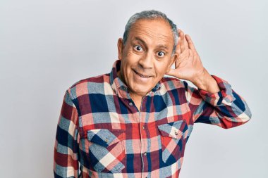 Üst düzey İspanyol adam, günlük kıyafetler giyip sırıtarak kulaktan dolma dedikoduları ve dedikoduları dinliyor. Sağırlık kavramı. 