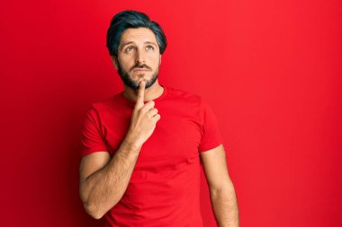 Gündelik kırmızı tişört giyen genç İspanyol adam şüphe üzerine yoğunlaşmıştı. Parmakları çenesinde ve yukarı bakıyordu. 