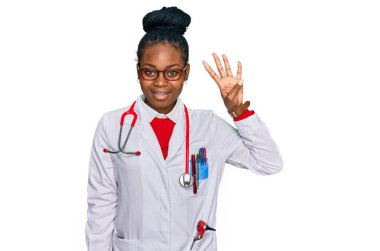 Genç Afro-Amerikan kadın doktor üniforması ve steteskop giyiyor. Dört numarayı gösterip işaret ederken kendinden emin ve mutlu bir şekilde gülümsüyor.. 