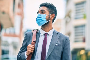 Genç Afrikalı Amerikalı iş adamı şehirde tıbbi maske takıyor..