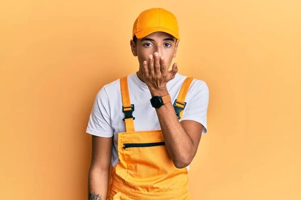 Jovem Homem Afro Americano Bonito Vestindo Uniforme Faz Tudo Sobre — Fotografia de Stock