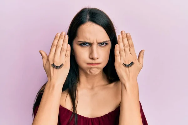 Junge Hispanische Frau Die Augen Mit Händen Und Falschen Wimpern — Stockfoto
