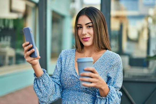 Giovane Donna Ispanica Sorridente Felice Utilizzando Smartphone Città — Foto Stock