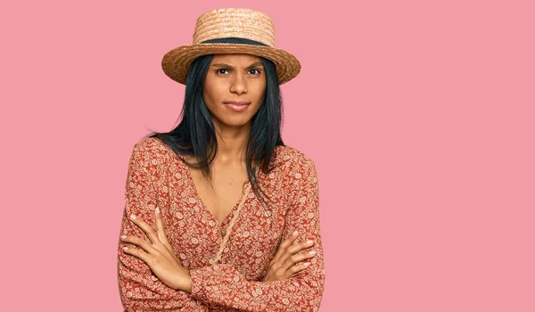夏の帽子をかぶっている若いアフリカ系アメリカ人女性は懐疑的で緊張しており 顔に交差した腕で表現を否定している 否定的な人 — ストック写真