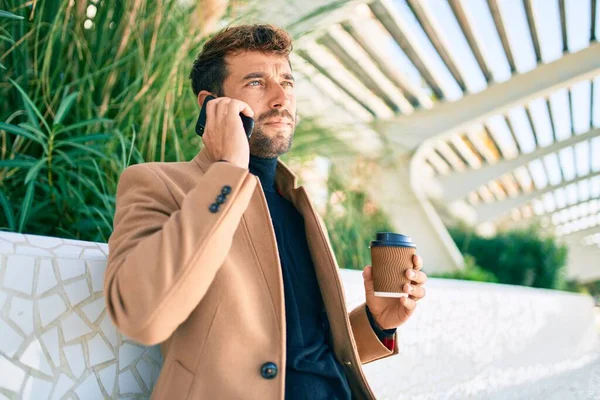 Bonito Homem Negócios Usando Jaqueta Elegante Usando Smartphone Livre — Fotografia de Stock