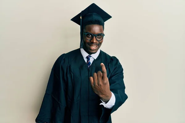 Jóképű Fekete Férfi Diplomaosztó Sapkában Szertartásköntösben Integetve Jöjjön Ide Kézen — Stock Fotó