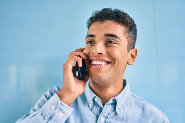 Jonge Latijn Man Lacht Gelukkig Praten Smartphone Stad — Stockfoto