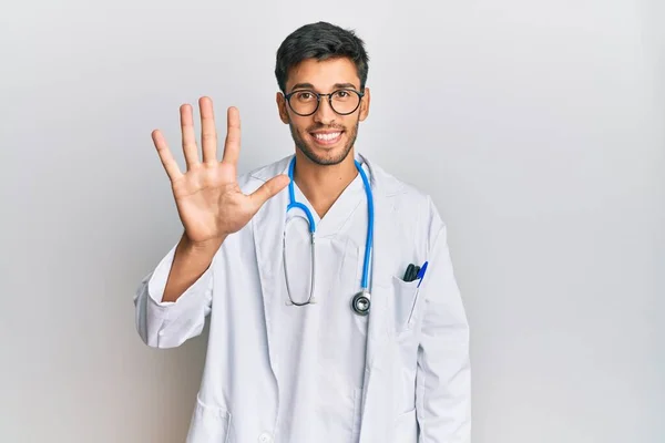 Junger Gutaussehender Mann Arztuniform Und Stethoskop Zeigt Und Zeigt Mit — Stockfoto