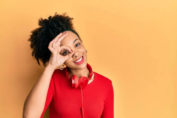 Chica Afroamericana Joven Escuchando Música Usando Auriculares Sonriendo Feliz Haciendo —  Fotos de Stock