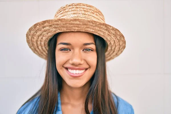 Jong Latin Toeristisch Meisje Vakantie Glimlachend Gelukkig Wandelen Stad — Stockfoto