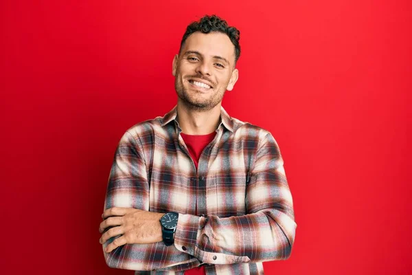 Jonge Spaanse Man Casual Kleding Vrolijk Gezicht Glimlachend Met Gekruiste — Stockfoto
