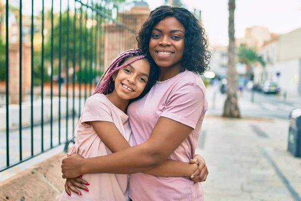 Όμορφη Αφροαμερικανή Μητέρα Και Κόρη Χαμογελάνε Χαρούμενες Και Αγκαλιάζονται Στέκεται — Φωτογραφία Αρχείου