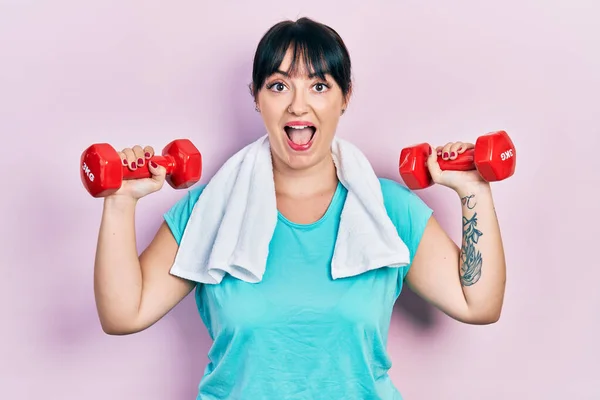 Mujer Hispana Joven Usando Ropa Deportiva Usando Mancuernas Celebrando Loco —  Fotos de Stock