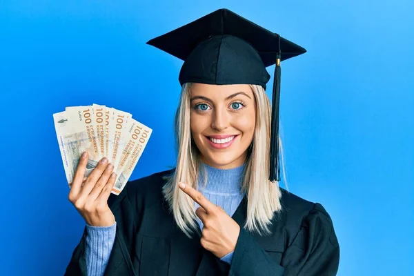 Hermosa Mujer Rubia Con Gorra Graduación Bata Ceremonia Sosteniendo Corona —  Fotos de Stock