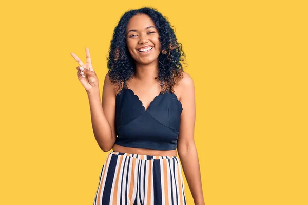 Młoda Afroamerykanka Ubrana Luźne Ubrania Pokazująca Wskazująca Palcami Numer Dwa — Zdjęcie stockowe