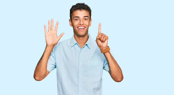 Jonge Knappe Afro Amerikaanse Man Draagt Casual Kleding Tonen Wijzen — Stockfoto