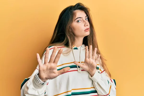 Jonge Blanke Vrouw Met Casual Kleding Die Handpalmen Afschuift Die — Stockfoto