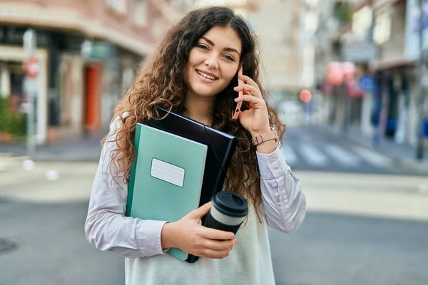 Mujer Hispana Joven Hablando Teléfono Inteligente Tomando Café Ciudad — Foto de Stock