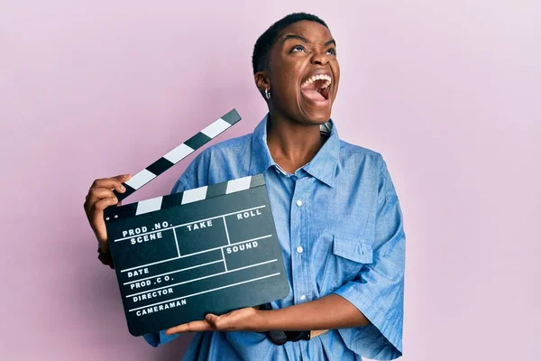 Genç Afrikalı Amerikalı Kadın Elinde Video Film Panosu Tutuyordu Kızgın — Stok fotoğraf