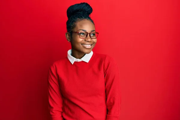 Mujer Afroamericana Joven Vestida Con Ropa Casual Gafas Mirando Hacia —  Fotos de Stock