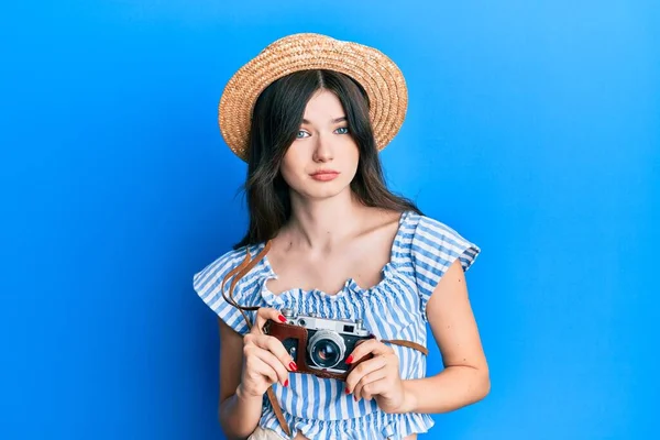 Jovem Bela Menina Caucasiana Segurando Câmera Vintage Cético Nervoso Franzindo — Fotografia de Stock