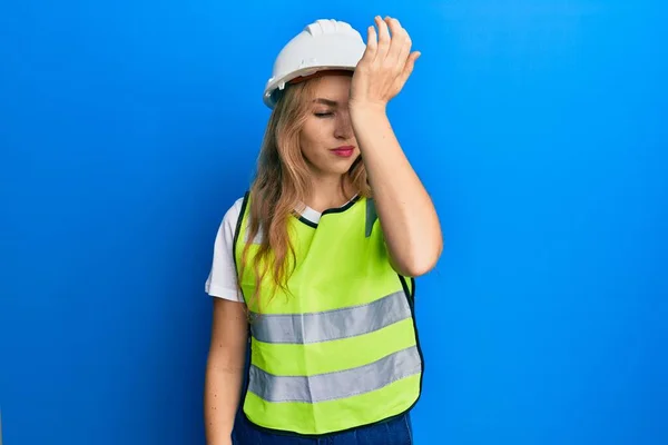 Mulher Branca Loira Bonita Vestindo Chapéu Duro Arquiteto Surpreso Com — Fotografia de Stock