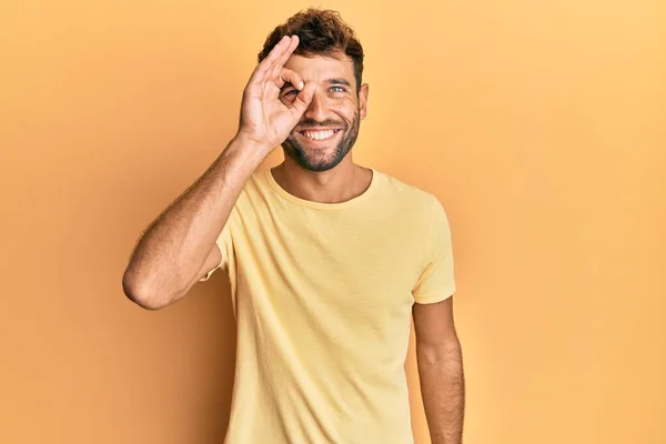 Hombre Guapo Con Barba Vistiendo Camiseta Amarilla Casual Sobre Fondo —  Fotos de Stock