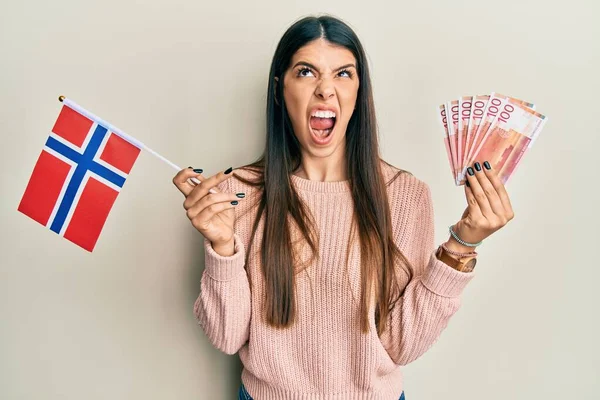 Joven Mujer Hispana Sosteniendo Bandera Noruega Billetes Corona Enojada Loca —  Fotos de Stock