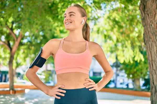 Jonge Blonde Sportvrouw Met Behulp Van Oortelefoons Doen Oefening Het — Stockfoto