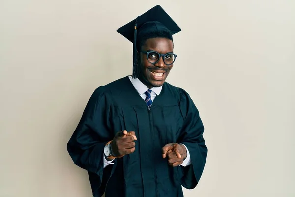 Stilig Svart Man Examenshatt Och Ceremoni Mantel Pekar Finger Till — Stockfoto