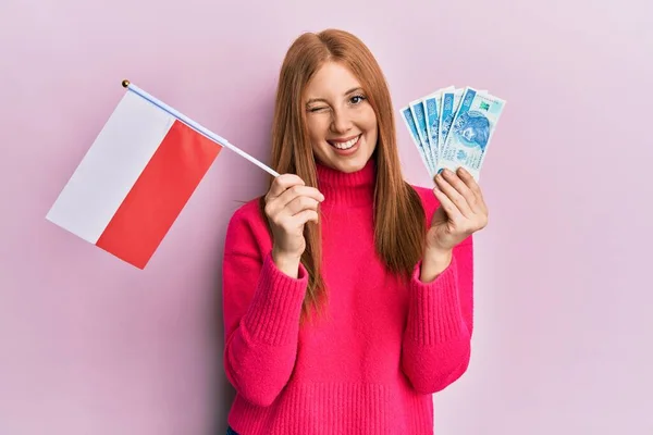 Joven Irlandesa Sosteniendo Bandera Polonia Billetes Zloty Guiñando Ojo Mirando — Foto de Stock