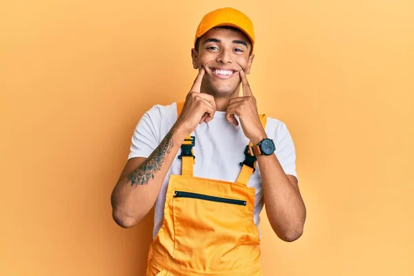 Ung Vacker Afrikansk Amerikansk Man Bär Hantverkare Uniform Över Gul — Stockfoto
