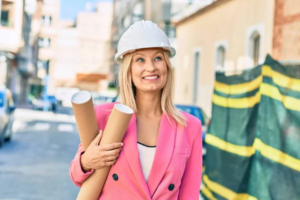 Ung Kaukasisk Arkitekt Ler Glad Hålla Ritningar Står Vid Staden — Stockfoto