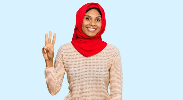 Jovem Afro Americana Vestindo Tradicional Lenço Islâmico Hijab Mostrando Apontando — Fotografia de Stock