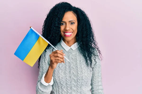 Middelbare Leeftijd Afrikaanse Amerikaanse Vrouw Met Ukraine Vlag Kijken Positief — Stockfoto