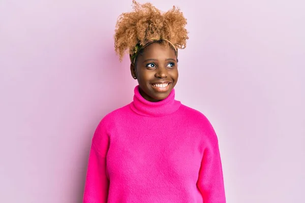 Young African Woman Afro Hair Wearing Casual Winter Sweater Looking — Stock Photo, Image