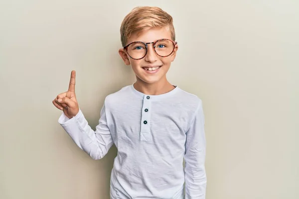 Menino Caucasiano Vestindo Roupas Casuais Óculos Sorrindo Com Uma Ideia — Fotografia de Stock