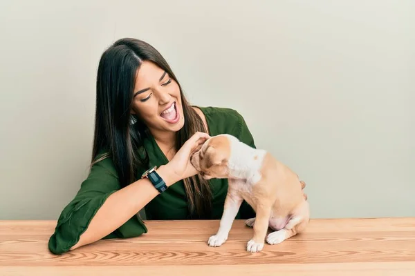 Joven Chica Hispana Sonriendo Feliz Jugando Con Perro Sentado Mesa — Foto de Stock