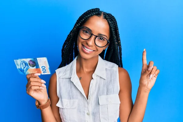 Mooie Spaanse Vrouw Met 100 Zwitserse Franc Bankbiljet Glimlachend Blij — Stockfoto