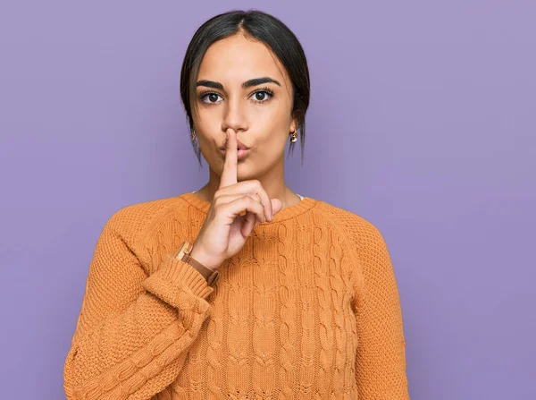 Jonge Brunette Vrouw Draagt Casual Winter Trui Vragen Stil Zijn — Stockfoto