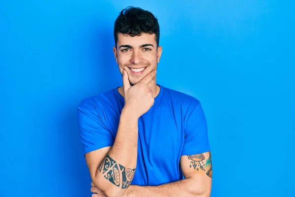 Young Hispanic Man Wearing Casual Blue Shirt Looking Confident Camera — Stok fotoğraf
